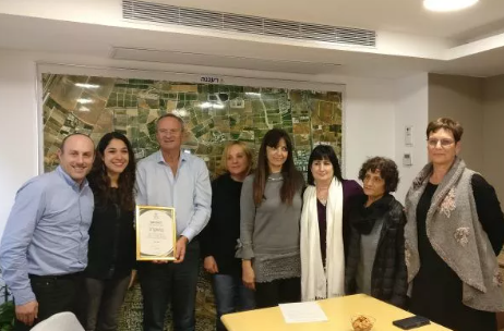 ראש עיריית רעננה, זאב בילסקי, העניק תעודת הוקרה לארגון נבט